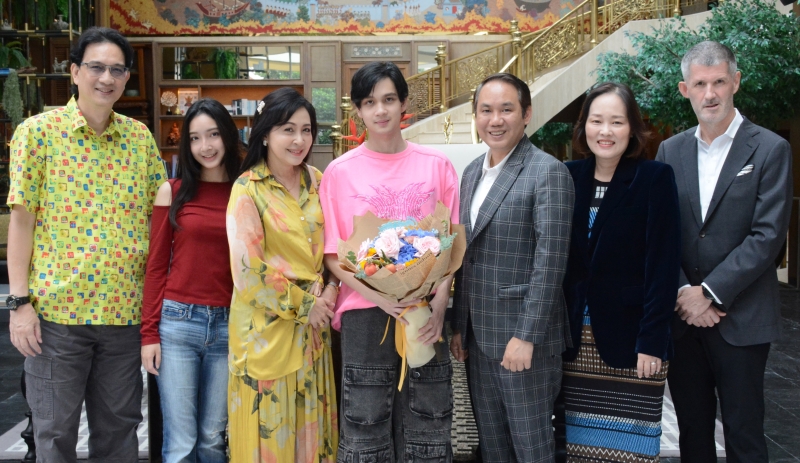 บัณฑิตจุฬาฯ : มณเฑียร ตันตกิตติ์ ผู้บริหารโรงแรมมณเฑียร สุรวงศ์ ร่วมยินดีกับ กมลชนก - นุติ เขมะโยธิน ที่ลูกชาย เนตต์ เขมะโยธิน สำเร็จการศึกษาปริญญาตรี จากสถาบันนวัตกรรมบูรณาการแห่งจุฬาลงกรณ์มหาวิทยาลัย BAScii
หลักสูตรศิลปศาสตร์และวิทยาศาสตรบัณฑิต สาขาวิชานวัตกรรมบูรณาการ