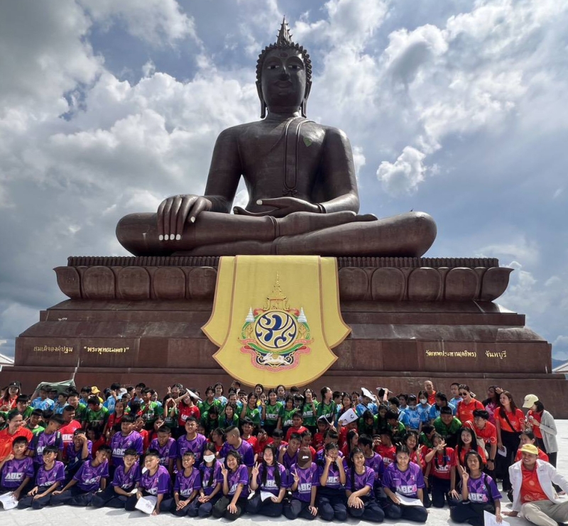 ธรรมะ..พัฒนาเยาวชน : กรรณภรณ์ วงศ์ปิยะกุล ผู้อำนวยการบริหารมูลนิธิจิตต์น้อมเกล้าฯ เพื่อเยาวชนฯ ต้อนรับคณะครูโรงเรียนอนุบาลจันทบุรีในกิจกรรมทัศนศึกษา นำนักเรียนมากราบสักการะพระสมเด็จองค์ปฐม “พระพุทธเมตตา” และชมนิทรรศการจัดสร้างพระฯ โดยร่วมกันนั่งสมาธิด้วย ณ วัดเทพประทานอธิพร จ.จันทบุรี