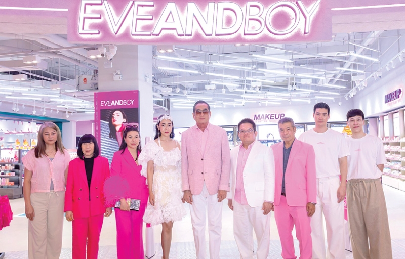เปิดร้านใหม่ : ประวิช จรรยาสิทธิกุล ปธ.จนท.บห.ศูนย์การค้าจังซีลอน ป่าตอง ภูเก็ต และ รัตนา คชารักษ์
ปธ.จนท.บห.ฝ่ายขาย ร่วมยินดีกับ หิรัญ ตันมิตร ปธ.จนท.บห.บจก.อีฟแอนด์บอย ในโอกาสเปิดร้าน EVEANDBOY บิวตี้สโตร์ สาขาแรกในจังหวัดภูเก็ต และสาขาที่ 58 ของประเทศไทย โดยมี พล.ต.อ.สันต์ - ยุวเรต ศรุตานนท์, กิติศักดิ์ - รุจิรา ตันมิตร ร่วมงาน ที่ EVEANDBOY ศูนย์การค้าจังซีลอน ป่าตอง ภูเก็ต