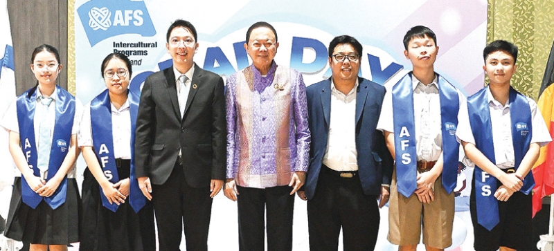 ผ่านหลักสูตร : สนั่น อังอุบลกุล ประธานมูลนิธิการศึกษาและวัฒนธรรมสัมพันธ์ไทย-นานาชาติ
(เอเอฟเอส) ประเทศไทย เป็นประธานมอบเกียรติบัตรให้แก่นักเรียนแลกเปลี่ยนระยะเวลา 1 ปี ที่สำเร็จจากการเข้าร่วมโครงการนักเรียนแลกเปลี่ยนกับ 29 ประเทศ รวม 221 คน โดยมี ผศ.ดร.วัชรพจน์ ทรัพย์สงวนบุญ
ผอ.ใหญ่, นพพล องค์ยลธรรม และ สุชานันท์ สุขจินดาเสถียร ร่วมงาน ที่ อิมแพค เมืองทองธานี