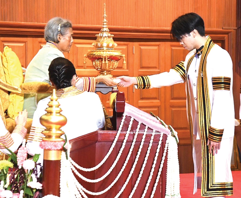 สมเด็จพระกนิษฐาธิราชเจ้า กรมสมเด็จพระเทพรัตนราชสุดาฯ สยามบรมราชกุมารี เสด็จพระราชดำเนินแทนพระองค์ไปพระราชทานปริญญาบัตรแก่ผู้สำเร็จการศึกษาจากจุฬาลงกรณ์มหาวิทยาลัย ประจำปีการศึกษา 2567 (ในภาพ) นายปรรพ์ ทยานิธิ เข้ารับพระราชทานปริญญาบัตรรัฐศาสตรบัณฑิต เกียรตินิยมอันดับ 1 และเหรียญพร้อมเงินรางวัล “เงินทุนภูมิพล” เรียนดีเยี่ยม คณะรัฐศาสตร์ จุฬาลงกรณ์มหาวิทยาลัย