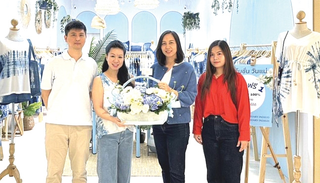 เป็นมิตรต่อสิ่งแวดล้อม : วรารัตน์ บุณยานนท์ รอง กก.ผจก.บจก.พาราไดซ์ พาร์ค ร่วมยินดีกับผู้บริหาร บจก.ออริจิ้น สปิน เจ้าของแบรนด์ Diary Indigo ร้านจำหน่ายเสื้อผ้าและผลิตภัณฑ์มัดย้อมจากสีธรรมชาติ ที่ผ่านกรรมวิธีการผลิตอย่างพิถีพิถันในทุกขั้นตอน ในโอกาสเปิดสาขาใหม่ ที่ ศูนย์การค้าพาราไดซ์ พาร์ค ศรีนครินทร์