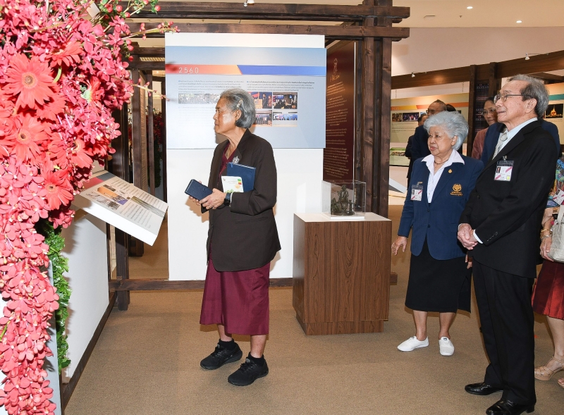 สมเด็จพระกนิษฐาธิราชเจ้า กรมสมเด็จพระเทพรัตนราชสุดาฯ สยามบรมราชกุมารี เสด็จพระราชดำเนินไปทอดพระเนตรงาน “คิดถึง…สมเด็จย่า” ครั้งที่ 28 จัดขึ้นภายใต้แนวคิด “เส้นทางแม่ฟ้าหลวง…จากวันวานสู่วันนี้”
ซึ่งจัดขึ้นเพื่อน้อมรำลึกถึงพระมหากรุณาธิคุณของสมเด็จพระศรีนครินทราบรมราชชนนี ที่ทรงมีต่อปวงชนชาวไทย ณ ไอคอนสยาม เขตคลองสาน กรุงเทพมหานคร เมื่อวันพุธที่ 15 ตุลาคม 2568 เวลา 14.25 น.
