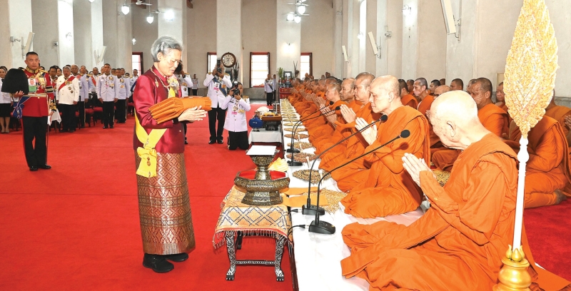 สมเด็จพระกนิษฐาธิราชเจ้า กรมสมเด็จพระเทพรัตนราชสุดาฯ สยามบรมราชกุมารี เสด็จพระราชดำเนินแทนพระองค์ไปในการพระราชพิธีทรงบำเพ็ญพระราชกุศลถวายผ้าพระกฐิน ณ วัดมหาธาตุยุวราชรังสฤษฎิ์ราชวรมหาวิหาร เขตพระนคร กรุงเทพมหานคร เดิมชื่อว่า วัดสลัก เป็นวัดเก่าแก่สันนิษฐานว่าสร้างขึ้นในสมัยกรุงศรีอยุธยา ต่อมาในรัชสมัยพระบาทสมเด็จพระจุลจอมเกล้าเจ้าอยู่หัว รัชกาลที่ 5 ได้พระราชทานพระราชทรัพย์เพื่อปฏิสังขรณ์และพระราชทานสร้อยต่อนามพระอาราม เพื่อเฉลิมพระเกียรติสมเด็จพระบรมโอรสาธิราช เจ้าฟ้ามหาวชิรุณหิศ สยามมกุฎราชกุมาร ว่า “วัดมหาธาตุยุวราชรังสฤษฎิ์” เมื่อวันเสาร์ที่ 18 ตุลาคม 2568
