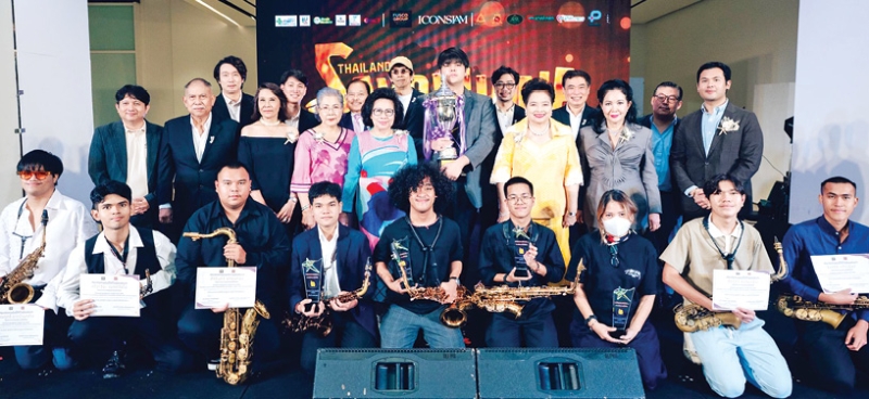 เดี่ยวแซ็กโซโฟน : ดร.สายสม วงศาสุลักษณ์ เป็นประธานในการแข่งขันบรรเลงเดี่ยวแซกโซโฟน “Thailand Saxophone Competition 2025” ชิงถ้วยพระราชทานสมเด็จพระกนิษฐาธิราชเจ้า กรมสมเด็จพระเทพ
รัตนราชสุดาฯ สยามบรมราชกุมารี โดยมี ดร.วีณา เชิดบุญชาติ, ม.ล.ปุญยนุช เกษมสันต์ ดุลยจินดา, กรกช โรจนะโชติกุล และ ภชกรณ์ - ณัฐสุวีร์ กาญจนมงคล บจก.ฟุสโก กรุ๊ป ผู้จัดงานร่วมยินดีกับผู้ได้รับรางวัล