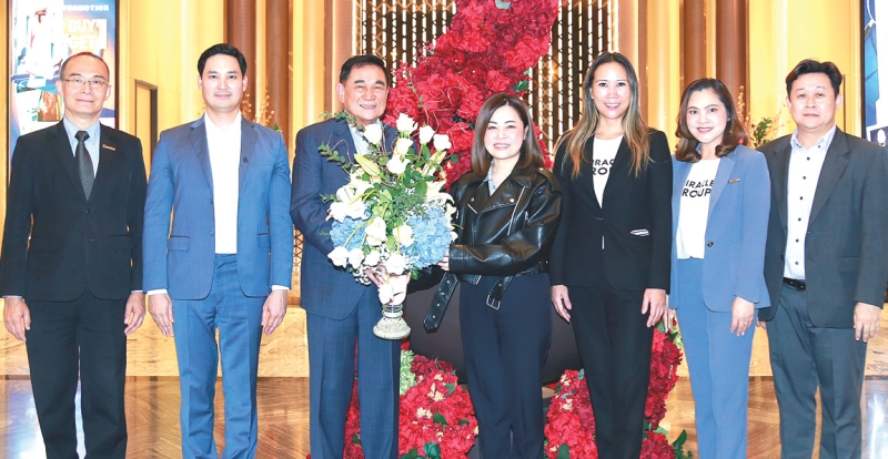 ร่วมยินดี : ดร.อัศวิน อิงคะกุล ประธานกรรมการบริหาร มิราเคิล กรุ๊ป แสดงความยินดีกับ ปวีณา
จริยฐิติพงศ์
ในโอกาสเข้ารับ
ตำแหน่งผอ.ใหญ่
บมจ.ท่าอากาศยาน
ไทย โดยมี อนัคพล
อิงคะกุล รองประธานฯ, ลักษมีกานต์
อิงคะกุล ประธานเจ้าหน้าที่บริหาร มิราเคิล กรุ๊ป ร่วมยินดี ที่ โรงแรมอัศวิน
แกรนด์ คอนเวนชั่น