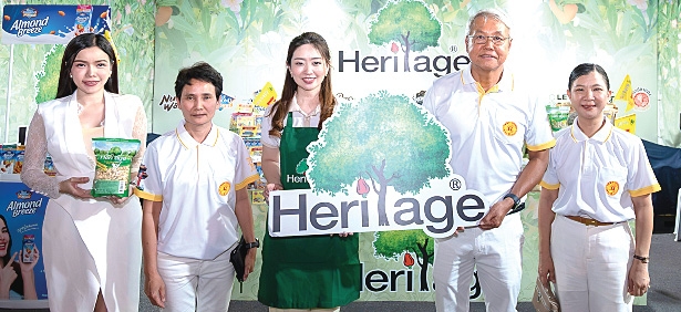 สืบสานงานเจเยาวราช : วลัยทิพย์ ซื่อตรงมั่นคง ผอ.ฝ่ายสื่อสารองค์กร เครือเฮอริเทจ, ธนิต ตันบัวคลี่ รองปลัด
กรุงเทพมหานคร, ชัญญาภัค ชำนิกล้า ผช.ผอ.เขตสัมพันธวงศ์ และ รุจิรา อารินทร์ รอง ผอ.สำนักวัฒนธรรมกีฬาและการท่องเที่ยว ร่วมพิธีเปิดประเพณีงานเจเยาวราช 2568 ภายใต้แนวคิด “ความสัมพันธ์ที่ดี 50 ปี ไทย-จีน” โดยจัดงานถึง 29 ต.ค.2568 ที่บริเวณซุ้มประตูเฉลิมพระเกียรติ 6 รอบพระชนมพรรษา ถนนเยาวราช