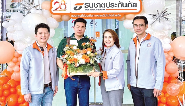 28 ปี ธนชาตประกันภัย : เอกกร อัมบัส ผจก.ทั่วไป บจก.เดอะไนน์ เซ็นเตอร์ ร่วมยินดีกับ วิชินี โอรพันธ์ ประธานเจ้าหน้าที่บริหาร บมจ.ธนชาตประกันภัย พร้อมด้วย 2 รอง ปธ.จนท.บห. คงศักดิ์ หาญแสวงสิน และ ทีฆภัค ศรียุกต์วงศ์ ในโอกาสครบรอบ 28 ปี ธนชาตประกันภัย ที่ ศูนย์การค้าเดอะไนน์ เซ็นเตอร์ พระราม 9