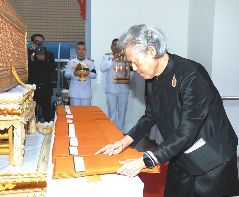 สมเด็จพระกนิษฐาธิราชเจ้า กรมสมเด็จพระเทพรัตนราชสุดาฯ สยามบรมราชกุมารี เสด็จพระราชดำเนินไปในการพระราชทานเพลิงศพ นายสุรพล โทณะวณิก ศิลปินแห่งชาติสาขาศิลปะการแสดง ประจำปี 2540
ผู้ประพันธ์คำร้องและทำนองเพลงให้แก่นักร้องนักดนตรีหลายกลุ่ม ได้รับพระราชทานเครื่องราชอิสริยาภรณ์จตุตถดิเรกคุณาภรณ์ ณ เมรุวัดธาตุทอง กรุงเทพมหานคร เมื่อวันอาทิตย์ที่ 2 พฤศจิกายน 2568 เวลา 17.27 น.