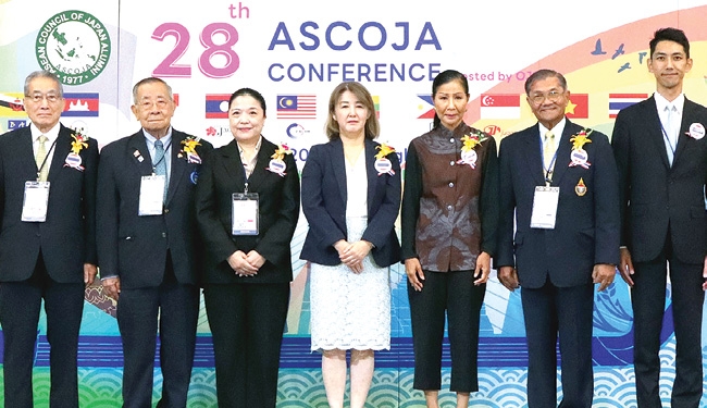 สมาคมนักเรียนเก่าญี่ปุ่นอาเซียน : กอบกาญจน์ วัฒนวรางกูร อดีตรมว.
การท่องเที่ยวและกีฬา เป็นประธานการประชุม ASEAN Council of Japan Alumni Conference โดยมี โอกาโน ยูกิโกะ ผช.รมต.และ ผอ.ใหญ่ฝ่ายกิจการวัฒนธรรม กระทรวงการต่างประเทศญี่ปุ่น ร่วมงาน ที่ โรงแรม ดิ เอมเมอรัลด์