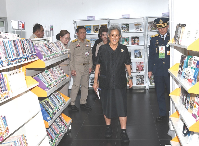 สมเด็จพระกนิษฐาธิราชเจ้า กรมสมเด็จพระเทพรัตนราชสุดาฯ สยามบรมราชกุมารี เสด็จฯทรงเป็นประธานเปิดการประชุมวิชาการและนิทรรศการ ครั้งที่ 12
ทรัพยากรไทย : หวนดูทรัพย์สิ่งสินตน ณ ศูนย์กีฬาเฉลิมพระเกียรติ มหาวิทยาลัยแม่โจ้ อำเภอสันทราย จังหวัดเชียงใหม่ และเสด็จพระราชดำเนินเป็นการส่วนพระองค์ไปทรงเปิด “ห้องสมุดประชาชนจังหวัดเชียงใหม่ เฉลิมพระเกียรติ 70 พรรษา สมเด็จพระกนิษฐาธิราชเจ้า กรมสมเด็จพระเทพ
รัตนราชสุดาฯ สยามบรมราชกุมารี” ณ ห้องสมุดประชาชนจังหวัดเชียงใหม่ อำเภอเมืองเชียงใหม่ จังหวัดเชียงใหม่ เมื่อวันอังคารที่ 4 พฤศจิกายน 2568