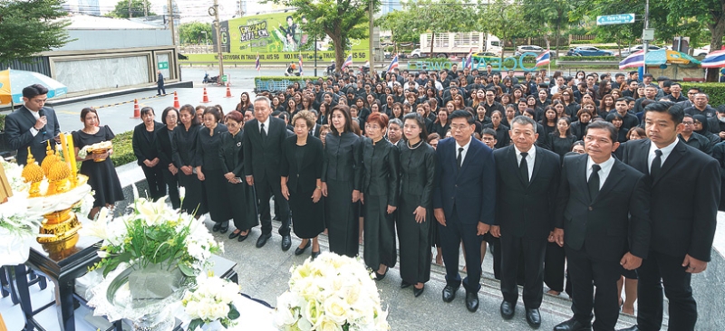 แม่แห่งแผ่นดิน : นุสรา (อัสสกุล) บัญญัติปิยพจน์ ประธานเจ้าหน้าที่บริหาร บมจ.ไทยสมุทรประกันชีวิต พร้อมด้วย
คณะผู้บริหาร และพนักงาน จัดพิธีน้อมถวายความอาลัยเบื้องหน้าพระฉายาลักษณ์ สมเด็จพระนางเจ้าสิริกิติ์ พระบรมราชินีนาถ พระบรมราชชนนีพันปีหลวง ผู้ทรงอุทิศพระวรกายเพื่อยกระดับคุณภาพชีวิตของประชาชน สืบสานศิลปวัฒนธรรม และส่งเสริมการอนุรักษ์ธรรมชาติและสิ่งแวดล้อมให้คงอยู่คู่แผ่นดินไทย ที่สนง.ใหญ่