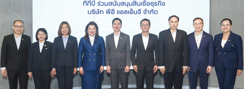 พันธมิตรธุรกิจ : ศรัณย์ ภู่พัฒน์ ประธานเจ้าหน้าที่บริหารลูกค้าธุรกิจ ทีเอ็มบีธนชาต ให้การสนับสนุนสินเชื่อธุรกิจแก่ สมชาย ระมาศ กก.ผจก.บจก.พีอี แอลเอ็นจี ซึ่งเป็นบริษัทร่วมทุนระหว่าง บจก.พีทีที แอลเอ็นจี บริษัทย่อย
ของ บมจ.ปตท. และ การไฟฟ้าฝ่ายผลิตแห่งประเทศไทย ช่วยให้ PE LNG ซึ่งให้บริการและบริหารจัดการสถานีแอลเอ็นจีมาบตาพุดแห่งที่ 2 ของไทย มีความสามารถในการรองรับก๊าซธรรมชาติเหลว 7.5 ล้านตันต่อปี