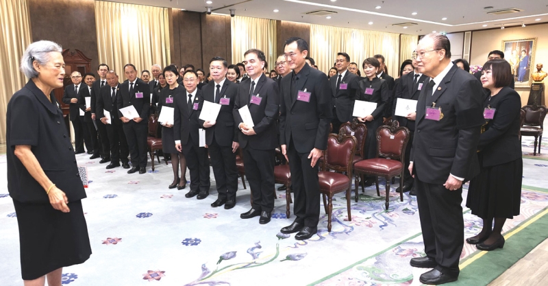 สมเด็จพระกนิษฐาธิราชเจ้า กรมสมเด็จพระเทพรัตนราชสุดาฯ สยามบรมราชกุมารี เสด็จออก ณ วังสระปทุม พระราชทานพระราชวโรกาส ให้
ศ.นพ.อภิชาติ อัศวมงคลกุล คณบดีคณะแพทยศาสตร์ศิริราชพยาบาล มหาวิทยาลัยมหิดล นำคณะบุคคลผู้บริจาคเงินและผู้สนับสนุนกิจการของมูลนิธิรางวัลสมเด็จเจ้าฟ้ามหิดลฯ เฝ้าฯ รับพระราชทานของที่ระลึก และทูลเกล้าฯ ถวายเงิน ต่อจากนั้น ทรงเป็นประธานการประชุมคณะกรรมการ
มูลนิธิฯ เพื่อพิจารณาตัดสินผู้สมควรได้รับพระราชทานรางวัลสมเด็จเจ้าฟ้ามหิดล ประจำปี 2568 เมื่อวันจันทร์ที่ 3 พฤศจิกายน 2568 เวลา 14.00 น.