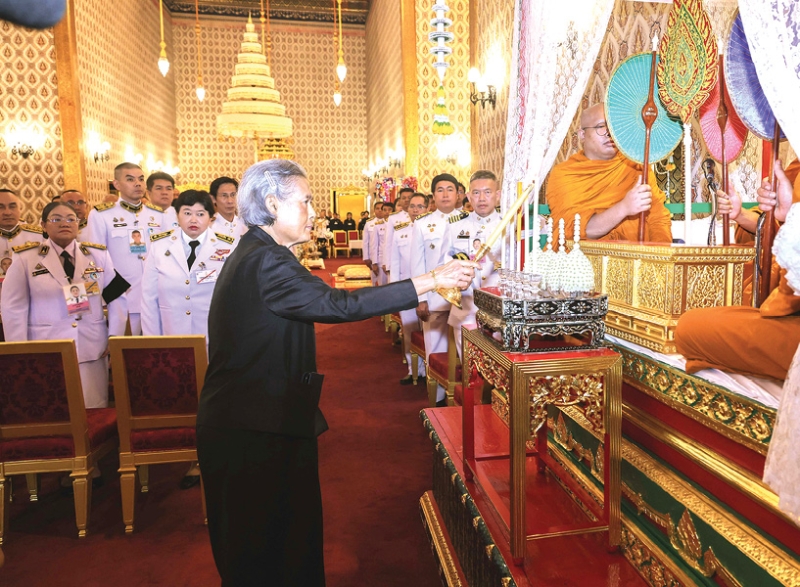 สมเด็จพระกนิษฐาธิราชเจ้า กรมสมเด็จพระเทพรัตนราชสุดาฯ สยามบรมราชกุมารี เสด็จพระราชดำเนินไปในการบำเพ็ญพระราชกุศลถวายพระบรมศพ สมเด็จพระนางเจ้าสิริกิติ์ พระบรมราชินีนาถ พระบรมราชชนนีพันปีหลวง โดยมี พระวรวงศ์เธอ พระองค์เจ้าเฉลิมศึกยุคล เฝ้าทูลละอองพระบาทรับเสด็จ ณ พระที่นั่งดุสิตมหาปราสาท ในพระบรมมหาราชวัง เมื่อวันพุธที่ 5 พฤศจิกายน 2568 เวลา 07.30 น.