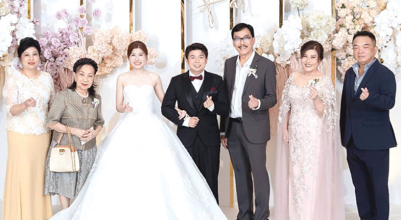 รักมั่นคง : คุณหญิงตรึงใจ อิฐรัตน์ ประธานมูลนิธิสิริวัฒนา เชสเชียร์ ในพระบรมราชินูปถัมภ์ เป็นประธาน
ในพิธีฉลองมงคลสมรส ระหว่าง พิชญา ตันติอำไพวงศ์ บุตรี ทินกร - บุหงา ตันติอำไพวงศ์ กับ ธนินท์รัฐ
วิทยาไกรสิน บุตร ปฐมเกียรติ - ณัฐพัชร์ วิทยาไกรสิน ที่ โรงแรมเดอะ แกรนด์ โฟร์วิงส์ คอนเวนชั่น