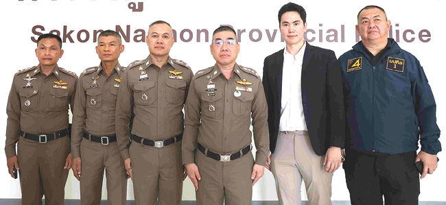 ปราบอาชญากรรมทางเทคโนโลยี : พล.ต.ท.สันติ ชัยนิรามัย ผู้บัญชาการตำรวจภูธรภาค 4 ขยายผลสืบสวนและจับกุมขบวนการฉ้อโกงประชาชน จัดหาบัญชีม้า ในพื้นที่จังหวัดสกลนคร โดยทำงานร่วมกันอย่างใกล้ชิดระหว่างเจ้าหน้าที่ตำรวจในพื้นที่ และ บจก.ทรูมันนี่ นำโดย กรวุฒิ ปวิตรปก ผอ.ฝ่ายกลยุทธ์ ทรูมันนี่