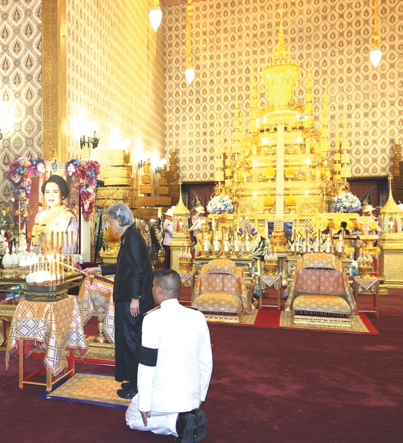 สมเด็จพระกนิษฐาธิราชเจ้า กรมสมเด็จพระเทพรัตนราชสุดาฯ สยามบรมราชกุมารี เสด็จพระราชดำเนินไป
ในการบำเพ็ญพระราชกุศลถวายพระบรมศพ สมเด็จพระนางเจ้าสิริกิติ์ พระบรมราชินีนาถ พระบรมราชชนนี
พันปีหลวง พร้อมถวายภัตตาหารเช้าแด่พระพิธีธรรมที่สวดพระอภิธรรมพระบรมศพ ณ พระที่นั่งดุสิตมหาปราสาท ในพระบรมมหาราชวัง เมื่อวันพฤหัสบดีที่ 6 พฤศจิกายน 2568 เวลา 07.15 น.