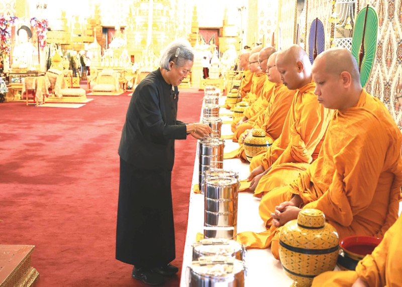 สมเด็จพระกนิษฐาธิราชเจ้า กรมสมเด็จพระเทพรัตนราชสุดาฯ สยามบรมราชกุมารี เสด็จพระราชดำเนินไป
ในการบำเพ็ญพระราชกุศลถวายพระบรมศพ สมเด็จพระนางเจ้าสิริกิติ์ พระบรมราชินีนาถ พระบรมราชชนนี
พันปีหลวง พร้อมถวายภัตตาหารเช้าแด่พระพิธีธรรมที่สวดพระอภิธรรมพระบรมศพ ณ พระที่นั่งดุสิตมหาปราสาท ในพระบรมมหาราชวัง เมื่อวันพฤหัสบดีที่ 6 พฤศจิกายน 2568 เวลา 07.15 น.