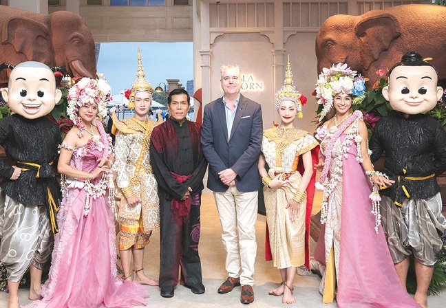 นาฏกรรมไทยร่วมสมัย : มร.ไมเคิล ปาร์กเกอร์ ผจก.ทั่วไป โรงแรมอนันตรา
ริเวอร์ไซด์ฯ เปิดตัว “ศาลา ละคร” ห้องอาหารกึ่งโรงละครแห่งใหม่ล่าสุดริมแม่น้ำเจ้าพระยา โดยมี มานพ มีจำรัส ศิลปินศิลปาธร สาขาศิลปะการแสดง เป็นผู้รังสรรค์การแสดงพร้อมมื้อบุฟเฟต์ทุกคืน ที่ โรงแรมอนันตรา ริเวอร์ไซด์ รีสอร์ท กรุงเทพ