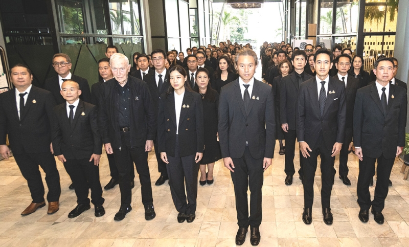 ถวายความอาลัย : เฉลิมชัย มหากิจศิริ ประธานเจ้าหน้าที่บริหาร, อุษณา มหากิจศิริ รองประธานฯ และ กมลสุทธิ์ ทัพพะรังสี ประธานกลุ่มอาหารและเครื่องดื่ม พร้อมด้วยคณะผู้บริหาร พนักงาน และบริษัทในเครือ บมจ.โทรีเซนไทย เอเยนต์ซีส์ ร่วมกันวางพวงมาลัยเบื้องหน้าพระฉายาลักษณ์ สมเด็จพระนางเจ้าสิริกิติ์ พระบรมราชินีนาถ พระบรมราชชนนีพันปีหลวง เพื่อถวายความอาลัยอย่างสุดซึ้งและน้อมรำลึกในพระมหากรุณาธิคุณอันหาที่สุดมิได้ ณ อาคารอรกานต์ เมื่อวันที่ 5 พฤศจิกายน 2568