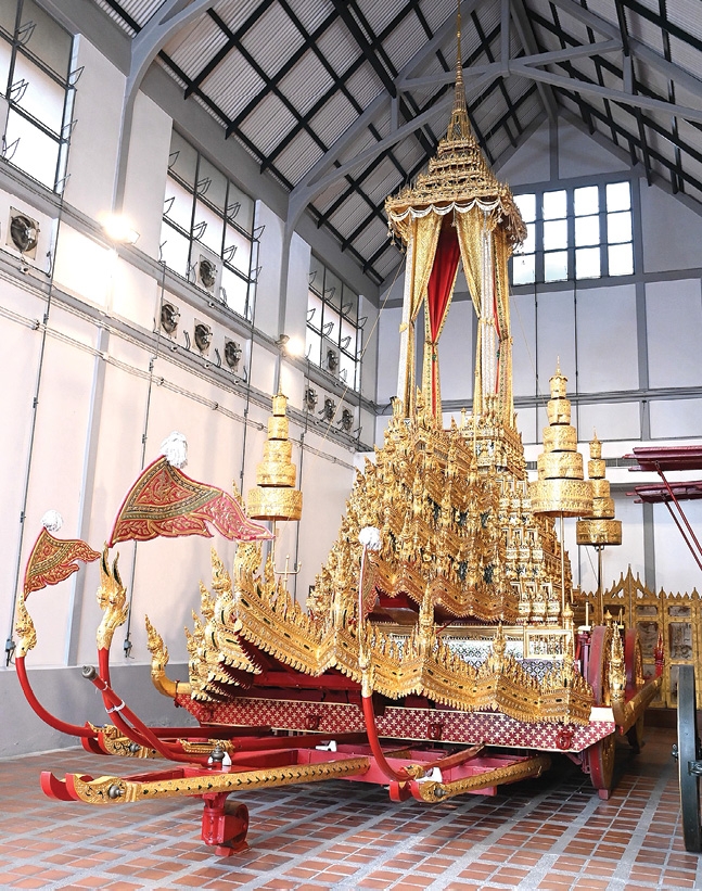 สมเด็จพระกนิษฐาธิราชเจ้า กรมสมเด็จพระเทพรัตนราชสุดาฯ สยามบรมราชกุมารี เสด็จพระราชดำเนินไปทรงประกอบพิธีบวงสรวงเพื่อบูรณปฏิสังขรณ์ราชรถ
พระยานมาศ และเครื่องประกอบในการพระราชพิธีถวายพระเพลิงพระบรมศพ สมเด็จพระนางเจ้าสิริกิติ์ พระบรมราชินีนาถ พระบรมราชชนนีพันปีหลวง ซึ่ง
กรมศิลปากร กรมสรรพาวุธทหารบก และกรมอู่ทหารเรือ จะบูรณะราชรถ 5 องค์ ตามโบราณราชประเพณี และเพื่อความเป็นสิริมงคลแก่ผู้ปฏิบัติงาน โดยมี ท่านผู้หญิงสิริกิติยา เจนเซน เฝ้าทูลละอองพระบาท รับเสด็จ ณ โรงราชรถ พิพิธภัณฑสถานแห่งชาติ พระนคร เมื่อวันพฤหัสบดีที่ 6 พฤศจิกายน 2568 เวลา 08.00 น.