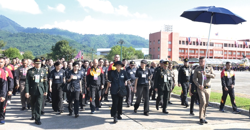 สมเด็จพระกนิษฐาธิราชเจ้า กรมสมเด็จพระเทพรัตนราชสุดาฯ สยามบรมราชกุมารี เสด็จพระราชดำเนินไปทรงนำข้าราชการ นักเรียนนายร้อย
และประชาชน “เดิน-วิ่ง เขาชะโงกซูเปอร์ฮาล์ฟมาราธอน” ประจำปี 2568 เส้นทางเริ่มจากลานหน้ากองบัญชาการ โรงเรียนนายร้อย
พระจุลจอมเกล้า ผ่านหน้าอาคารพิพิธภัณฑ์ร้อยปี ไปสิ้นสุดยังกองวิชาประวัติศาสตร์ ส่วนการศึกษาโรงเรียนนายร้อยพระจุลจอมเกล้า รวมระยะทาง 850 เมตร ณ โรงเรียนนายร้อยพระจุลจอมเกล้า อำเภอเมือง จังหวัดนครนายก เมื่อวันอาทิตย์ที่ 9 พฤศจิกายน 2568 เวลา 08.55 น.