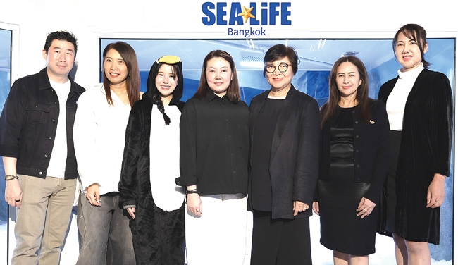 โซนใหม่ในซีไลฟ์ : สกลภัส ปลูกจิตรสม ผอ.กลุ่มธุรกิจกรุงเทพ บจก.เมอร์ลิน เอ็นเตอร์เทนเมนท์ส (ประเทศไทย) เปิดโซนเจนทู เพนกวิน โฉมใหม่ เย็นกว่า
ใหญ่กว่าเดิม ขนขบวนทัพเพนกวิน สร้างแรงบันดาลใจในการอนุรักษ์สิ่งแวดล้อม
และเข้าใจคุณค่าของชีวิตสัตว์น้ำ ที่ ซีไลฟ์ แบงคอก ศูนย์การค้าสยามพารากอน