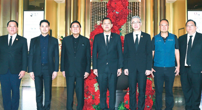 มาตรฐานอุตสาหกรรม : ดร.อัศวิน อิงคะกุล ประธานกรรมการบริหาร มิราเคิล กรุ๊ป และ อนัคพล อิงคะกุล
รองประธานฯ ต้อนรับ ธนกร วังบุญคงชนะ รมว.อุตสาหกรรม ในพิธีเปิดกิจกรรม “อุตสาหกรรม
รวมใจ ขับเคลื่อนมาตรฐานไทยทั่วประเทศ” จัดโดย เอกนิติ รมยานนท์ เลขาธิการ สนง.มาตรฐานผลิตภัณฑ์อุตสาหกรรม โดยมี ณัฐพล รังสิตพล ปลัดกระทรวงอุตสาหกรรม ร่วมงานที่โรงแรมอัศวิน แกรนด์ คอนเวนชั่น