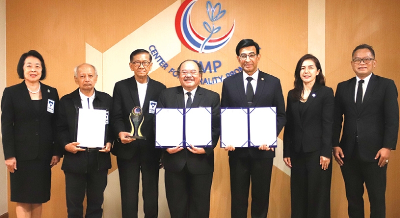 ส่งเสริมคุณธรรม : รศ.ดร.น.สพ.ปานเทพ รัตนากร อุปนายกฃสมาคมป้องกันการทารุณสัตว์แห่ง
ประเทศไทย และ รศ.นพ.สุริยเดว ทรีปาตี ผอ.ศูนย์คุณธรรม ลงนามความร่วมมือ “การพัฒนาคุณธรรมด้านความเมตตากรุณาต่อสัตว์อย่างรับผิดชอบ” โดยมี รศ.ดร.วรากรณ์ สามโกเศศ อุปนายกสมาคมฯ เป็นผู้แทนรับโล่รางวัล THAILAND MORAL AWARDS เพื่อเชิดชูเกียรติผลงานด้านคุณธรรมที่ควรค่าแก่การยกย่อง