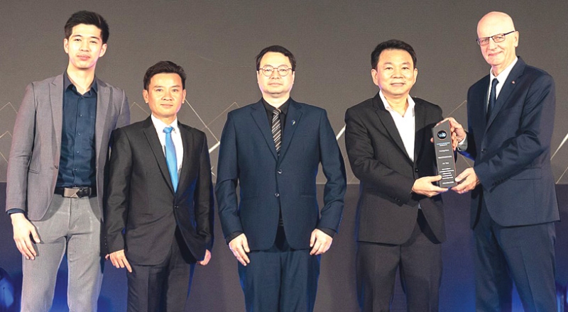 มาตรฐานการดูแลระดับสากล : นพ.สุวาณิช เตรียมชาญชูชัย ผู้อำนวยการ โรงพยาบาลวิมุต ร่วมแสดงความยินดีกับ ผศ.นพ.วิรัช ตั้งสุจริตวิจิตร แพทย์ผู้ชำนาญการด้านโรคระบบการหายใจและเวชบำบัดวิกฤต พร้อมทีมแพทย์ผู้ชำนาญการ ในโอกาสได้รับรางวัล สาขาศูนย์ความเป็นเลิศเฉพาะทางด้านโรคปอดแห่งประเทศไทย ประจำปี 2025 จากเวที World Business Outlook Awards ที่ โรงแรมพูลแมน คิง เพาเวอร์