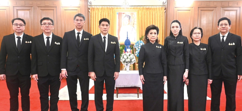 ถวายสักการะ : ละออ ตั้งคารวคุณ รองประธานผู้ก่อตั้ง บมจ.ทีโอเอ เพ้นท์ (ประเทศไทย), จตุภัทร์ ตั้งคารวคุณ
ประธานเจ้าหน้าที่บริหาร และ ณัฏฐวุฒิ ตั้งคารวคุณ กรรมการ พร้อมคณะผู้บริหาร บมจ.ทีโอเอ เพ้นท์ (ประเทศไทย) ถวายสักการะพระบรมศพและลงนามถวายความอาลัยเบื้องหน้าพระฉายาลักษณ์ สมเด็จ
พระนางเจ้าสิริกิติ์ พระบรมราชินีนาถ พระบรมราชชนนีพันปีหลวง ณ ศาลาสหทัยสมาคม ในพระบรมมหาราชวัง