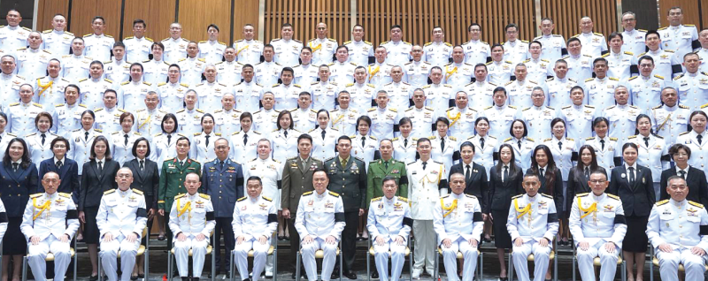 จิตสำนึกความมั่นคง : อนุทิน ชาญวีรกูล นายกรัฐมนตรี และ รมว.มหาดไทย เป็นประธานในพิธีเปิด
การศึกษาหลักสูตร “การป้องกันราชอาณาจักร รุ่นที่ 68” พร้อมกล่าวเปิดงาน ภายใต้แนวคิด “บทบาทของภาครัฐ เอกชน และการเมืองในการรักษาความมั่นคงแห่งชาติ” ซึ่งการจัดการศึกษา ประกอบด้วย การบรรยาย การถกแถลง การสัมมนาวิชาการ การเดินทางดูกิจการภายในประเทศ และต่างประเทศ โดยมี
รมว.กลาโหม ปลัดกระทรวงกลาโหม ผู้บัญชาการทหารสูงสุด ผู้บัญชาการเหล่าทัพ พร้อมทั้งผู้เข้ารับ
การศึกษา จำนวน 299 คน ประกอบด้วย ข้าราชการทหาร 98 นาย ข้าราชการตำรวจ 11 นาย ข้าราชการพลเรือน 82 คน พนักงานรัฐวิสาหกิจ และองค์กรอิสระ 24 คน ภาคเอกชน 15 คน บุคคลทั่วไป 62 คน นักศึกษาจากต่างประเทศ จำนวน 7 นาย ร่วมพิธี ณ สถาบันวิชาการป้องกันประเทศ ถนนวิภาวดีรังสิต