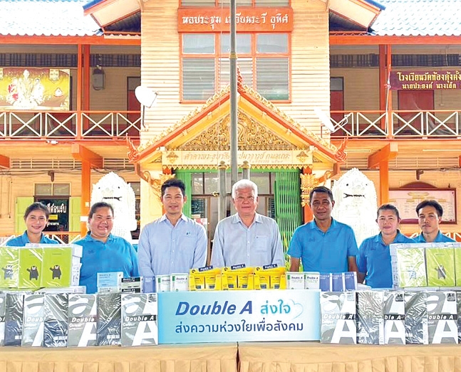 “Double A ส่งใจ ส่งความห่วงใยเพื่อสังคม” : ชาญวิทย์ จารุสมบัติ รอง กก.ผจก.ใหญ่
ด้านการสื่อสารและภาพลักษณ์องค์กร ดั๊บเบิ้ล เอ มอบอุปกรณ์เครื่องเขียนแบรนด์ Double A ให้แก่ ทศวรรษ ขวัญอยู่ ผอ.โรงเรียนอนุบาลเมืองอ่างทอง
(วัดท้องคุ้งตั้งตรงจิตร 3) จ.อ่างทอง เพื่อใช้ประโยชน์ทางการศึกษาของเยาวชน