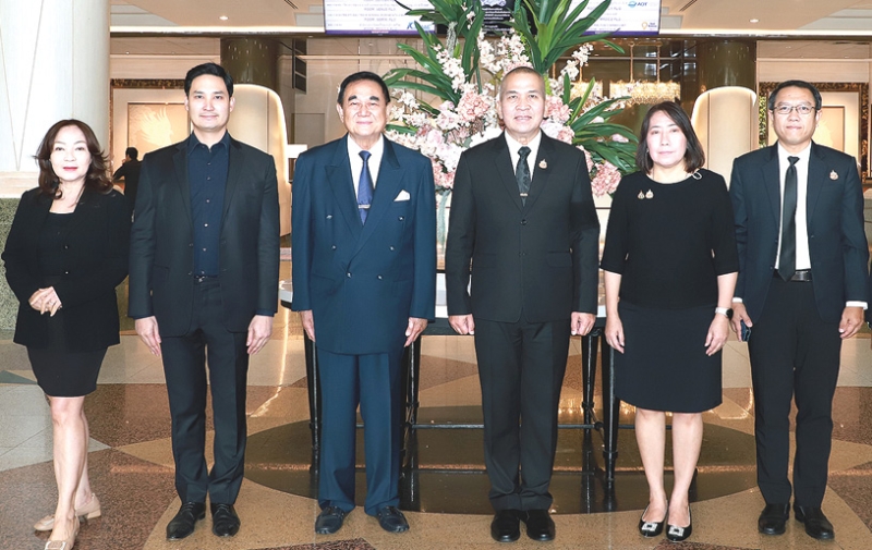 1 ทศวรรษ กองทุนยุติธรรม : ดร.อัศวิน อิงคะกุล ประธานกรรมการบริหาร มิราเคิล กรุ๊ป และ อนัคพล
อิงคะกุล รองประธานฯ ต้อนรับ พล.ต.ท.รุทธพล เนาวรัตน์ รมว.ยุติธรรม ในโอกาสเป็นประธานในงานแถลงข่าวผลการดำเนินงานของกองทุนยุติธรรม ประจำปี 2568 “10 ปี กองทุนยุติธรรม ช่วยเหลือเคียงข้างประชาชน” โดยมี พงษ์สวาท นีละโยธิน ปลัดกระทรวงยุติธรรม ร่วมงาน โรงแรมมิราเคิล แกรนด์ คอนเวนชั่น