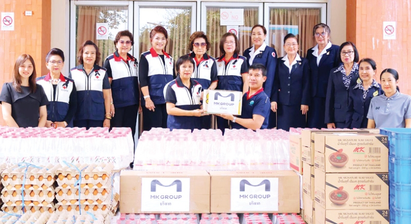 “เอ็มเค” ช่วยผู้ประสบอุทกภัย : วีรวรรณ จันทนเสวี รองผู้ว่าราชการจังหวัดสิงห์บุรี และรองนายกเหล่ากาชาดจังหวัดสิงห์บุรี รับมอบวัตถุดิบประกอบอาหาร อาทิ เนื้อหมู เนื้อวัว เต้าหู้ปลา ผักต่าง ๆ ไข่ไก่ น้ำจิ้มเอ็มเค และน้ำดื่ม มูลค่ารวมกว่า 469,000 บาท จาก บริษัท เอ็มเค เรสโตรองต์ กรุ๊ป จำกัด (มหาชน) เพื่อช่วยเหลือผู้ประสบอุทกภัยในพื้นที่สิงห์บุรี ที่ สำนักงานเหล่ากาชาดจังหวัดสิงห์บุรี อำเภอเมืองสิงห์บุรี จังหวัดสิงห์บุรี