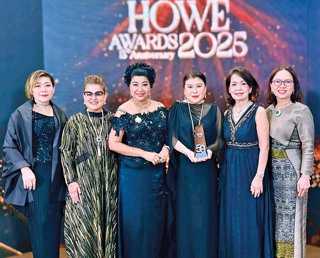 ร่วมยินดี : นุชนภา วงษ์เจริญสิน ประธานเจ้าหน้าที่บริหาร บจก.เจริญสิน แอทเสท รับรางวัลสุดยอดผู้นำสตรีแรงบันดาลใจ ในงาน HOWE Awards 2025 โดยมี รัญชา บริบาลบุรีภัณฑ์ รองผู้ว่าการภูมิภาค 17 สโมสรซอนต้าสากล และ ณัฐธภา ชัยถิรสกุล
พร้อมกรรมการบริหาร สโมสรซอนต้ากรุงเทพ 9 ร่วมยินดี ที่ ไบเทค บางนา