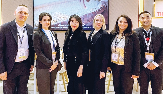 เจรจาธุรกิจ : จุไรรัตน์ มงคลวงศ์สิริ รองประธานฝ่ายขาย โรงแรมและรีสอร์ท
ในเครือเซ็นทารา นำทีม ผจก.ทั่วไปและฝ่ายขายของโรงแรมฯ ร่วมงาน World Travel
Market London 2025 ประชาสัมพันธ์และให้ข้อมูลโรงแรมและรีสอร์ทในเครือเซ็นทาราในประเทศไทย ดูไบ และมัลดีฟส์ ที่ กรุงลอนดอน ประเทศอังกฤษ