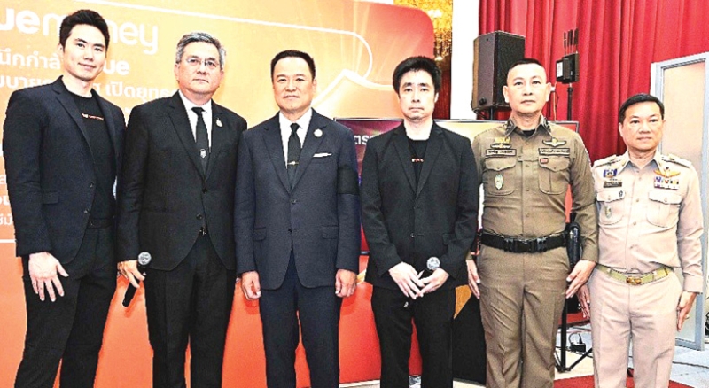 รวมพลังคนไทยต้านภัยสแกมเมอร์ : จักรกฤษณ์ อุไรรัตน์ หัวหน้าคณะผู้บริหารด้านรัฐกิจสัมพันธ์ บมจ.ทรู คอร์ปอเรชั่น และคณะผู้บริหาร บจก.ทรูมันนี่ ต้อนรับ อนุทิน ชาญวีรกูล นายกรัฐมนตรี และ รมว.มหาดไทย, พล.ต.อ.กิตติ์รัฐ พันธุ์เพ็ชร์ ผู้บัญชาการตำรวจแห่งชาติ และ อรรษิษฐ์ สัมพันธรัตน์ ปลัดมหาดไทย ซึ่งเข้าเยี่ยมชมบูธและรับฟังข้อมูลเกี่ยวกับยุทธการ TrueMoney CyberForce ที่ สนง.ตำรวจแห่งชาติ ปทุมวัน