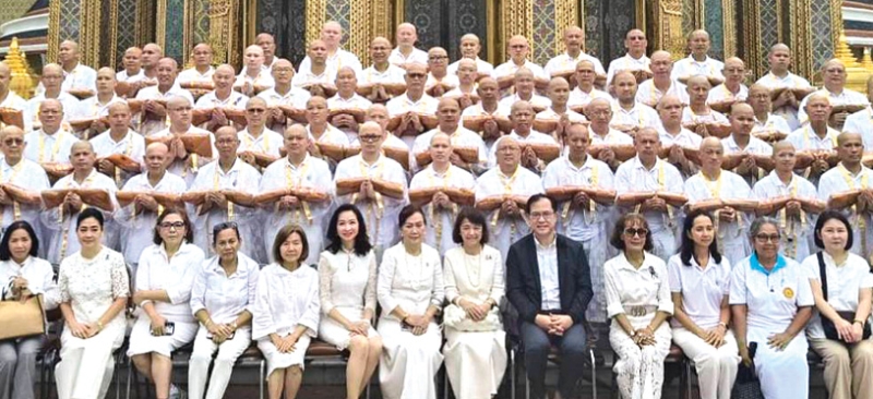 เส้นทางแห่งศรัทธา : กรกฎ ชาตะสิงห์ ผู้สนับสนุน “ไมล์สร้างบุญ” การบินไทย ร่วมพิธีรับผ้าไตรพระราชทาน ปลงผมและฉลองนาค ผู้ที่จะไปบรรพชาอุปสมบทหมู่ ถวายพระราชกุศลแด่พระบาทสมเด็จพระเจ้าอยู่หัว และสมเด็จพระสังฆราช ณ พุทธคยา สาธารณรัฐอินเดีย จัดโดย มูลนิธินักศึกษาสถาบันพระปกเกล้าเพื่อสังคม โดยมี พิชญา - กรรณภรณ์ วงศ์ปิยะกุล และ กันตยุพา หิรัณยเลขา ร่วมพิธี ที่ วัดราชบพิธสถิตมหาสีมาราม