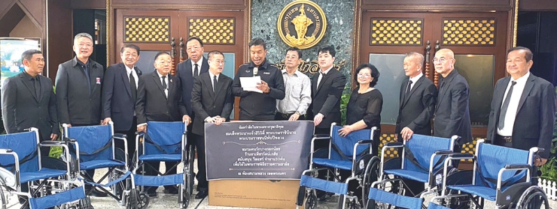 น้อมสำนึกในพระมหากรุณาธิคุณ : ชัชชาติ สิทธิพันธุ์ ผู้ว่าราชการกรุงเทพมหานคร รับมอบวีลแชร์ 30 คัน จาก ชมรมคนรักบางกอกน้อย และ ร้านขายยาเพ็ชรรัตน์เภสัช เพื่อให้บริการในพิธีถวายความอาลัย สมเด็จพระนางเจ้าสิริกิติ์ พระบรมราชินีนาถ พระบรมราชชนนีพันปีหลวง ที่ ท้องสนามหลวง โดยมี สุวิทย์ - สิงหพันธ์ ฐิติรัตน์สานนท์, ศ.คลินิก
นพ.วิศิษฎ์ วามวาณิชย์, อ.เลิศศักดิ์ เหมยากร, อนุไชย จงทอง, พรเทพ คงเอี่ยมพิธี และ กัมพล เฉลิมชุติเดช ร่วมพิธี