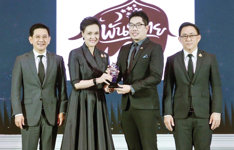 รางวัลธุรกิจแฟรนไชส์ไทย : ศุภจี สุธรรมพันธุ์ รมว.พาณิชย์ มอบ 2 รางวัลชนะเลิศแห่งปี Franchise
of The Year 2025 และ Best Beverage Franchise 2025 แบรนด์ที่น่าเชื่อถือ เป็นที่ยอมรับ มีการดำเนินกิจกรรมเพิ่มยอดขายและสื่อสารการตลาดในโลกออนไลน์อย่างต่อเนื่อง ให้แก่ สถาปัตย์ ปิ่นสุวรรณ ผอ.ฝ่ายบริหารแฟรนไชส์ บริษัท กาแฟพันธุ์ไทย จำกัด ในงาน “Thailand Franchise Award 2025 : TFA 2025”