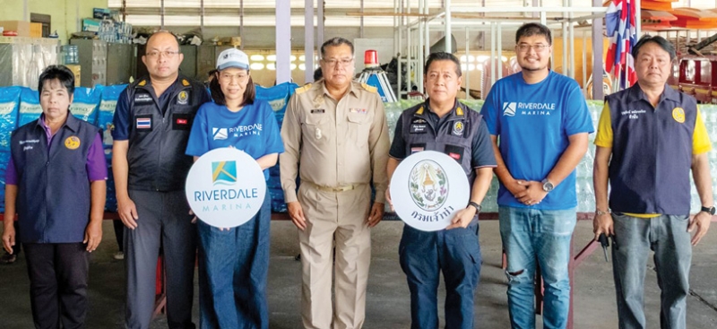 บรรเทาความเดือดร้อน : มัลลิกา บุระขันธ์ ผอ.ฝ่ายบริหารการตลาด บมจ.พี อาร์ จี คอร์ปอเรชั่น และ ผอ.ฝ่ายมารีน่ายอร์ชคลับ บจก.ริเวอร์เดล มารีน่า ร่วมกับ อำนาจ สอนหมวก ผอ.สำนักงานเจ้าท่าภูมิภาค สาขานนทบุรี และบรรดาจิตอาสา มอบข้าวสารพร้อมน้ำดื่มให้แก่ ว่าที่ ร.ต.ชัยมงคล สำราญ ปลัดองค์การบริหารส่วนตำบลท้ายเกาะ อ.สามโคก จ.ปทุมธานี เพื่อช่วยเหลือชาวบ้านชุมชนท้ายเกาะที่ประสบอุทกภัย