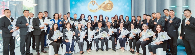 ให้รักแทนคำขอบคุณ : นุสรา (อัสสกุล) บัญญัติปิยพจน์ ประธานเจ้าหน้าที่บริหาร และ กก.ผจก.บมจ.ไทยสมุทรประกันชีวิต ร่วมกับฝ่ายบริหารทรัพยากรบุคคล จัดงาน “OCEAN LIFE LOVE FOREVER 2025” เพื่อแสดงความขอบคุณและเชิดชูเกียรติผู้บริหารและพนักงานอายุครบ 55 ปี ซึ่งเป็นบุคลากรผู้ทรงคุณค่า ผู้มุ่งมั่นทุ่มเทในการทำงานเพื่อดูแลลูกค้า และพัฒนาขับเคลื่อนองค์กรด้วยพลังความรักตลอดมา พร้อมมอบโล่เกียรติคุณ เข็มกลัด LOVE FOREVER และ
ช่อดอกไม้แทนคำขอบคุณที่ใช้พลังความรักในการทำงานและเป็นพลังฟันเฟืองสำคัญ เป็นผู้ที่พร้อมจะถ่ายทอดองค์ความรู้และประสบการณ์ที่มีคุณค่าให้แก่เพื่อนพนักงาน