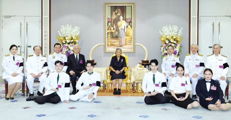 สมเด็จพระกนิษฐาธิราชเจ้า กรมสมเด็จพระเทพรัตนราชสุดาฯ สยามบรมราชกุมารี เสด็จออก ณ วังสระปทุม พระราชทานพระราชวโรกาสให้ ศาสตราจารย์นายแพทย์ วิจารณ์ พานิช ประธานกรรมการอำนวยการโครงการเยาวชนรางวัลสมเด็จเจ้าฟ้ามหิดล นำผู้ได้รับพระราชทานทุนโครงการเยาวชนรางวัลสมเด็จเจ้าฟ้ามหิดล ประจำปี 2567 เฝ้าทูลละอองพระบาท กราบถวายบังคมลา ก่อนเดินทางไปปฏิบัติงาน ณ ต่างประเทศ ในโอกาสนี้
คณะกรรมการโครงการเยาวชนรางวัลสมเด็จเจ้าฟ้ามหิดล ร่วมเฝ้าทูลละอองพระบาท เมื่อวันจันทร์ที่ 17 พฤศจิกายน 2568 เวลา 15.30 น.