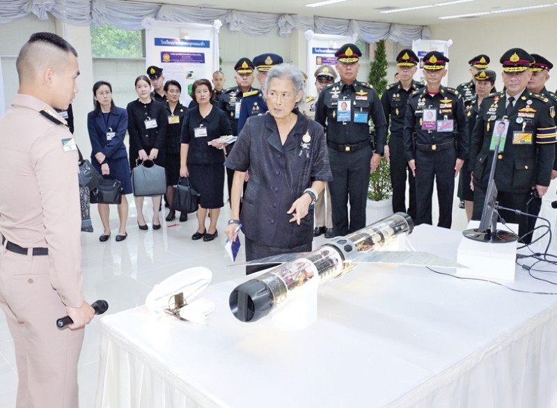 สมเด็จพระกนิษฐาธิราชเจ้า กรมสมเด็จพระเทพรัตนราชสุดาฯ สยามบรมราชกุมารี เสด็จพระราชดำเนินไปทรงเปิดงานนิทรรศการวิชาการเฉลิมพระเกียรติ 70 พรรษา พลเอกหญิง สมเด็จพระกนิษฐาธิราชเจ้า
กรมสมเด็จพระเทพรัตนราชสุดาฯ สยามบรมราชกุมารี ณ กองวิชาประวัติศาสตร์ ส่วนการศึกษา โรงเรียนนายร้อยพระจุลจอมเกล้า อำเภอเมือง จังหวัดนครนายก เมื่อวันจันทร์ที่ 17 พฤศจิกายน 2568 เวลา 08.40 น.