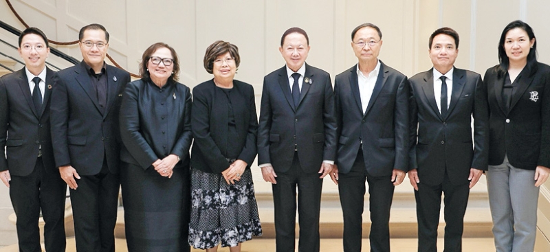 ขยายโครงการ : สนั่น อังอุบลกุล ประธานมูลนิธิเอเอฟเอสประเทศไทย จัดประชุมคณะกรรมการที่ปรึกษาประธานฯ เพื่อกำหนดทิศทางขยายโครงการแลกเปลี่ยนกับ เอเอฟเอสสากล ปี 2026-2028 โดยมี ดร.พิเชฐ ดุรงคเวโรจน์, วีระศักดิ์ โควสุรัตน์, อุษา สมบูรณ์, โสรัจ สุขถาวร, มาลีรัตน์ ปลื้มจิตรชม, จิตรลดา
หาญวรวงศ์ชัย และ ผศ.ดร.วัชรพจน์ ทรัพย์สงวนบุญ ร่วมงาน ที่โรงแรมแกรนด์ ไฮแอท เอราวัณ กรุงเทพ