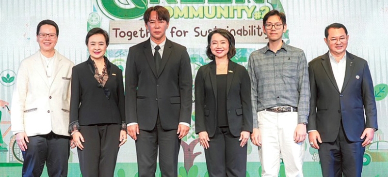 เพื่อความยั่งยืน : ดร.นรเทพ ชูพูล ผอ.เขตปทุมวัน เปิดงาน “Green Community# 2 Together for
Sustainability” ภายใต้แนวคิด MBK CARE สะท้อนพลังความร่วมมือทั้งภาครัฐและภาคเอกชนในการก้าวสู่
สังคมที่ยั่งยืน โดยมี พุทธชาด ศรีนิศากร ประธานเจ้าหน้าที่บริหารสายการตลาด และ ศตกมล วรกุล ผอ.อาวุโส
ฝ่ายสื่อสารองค์กร บมจ.เอ็ม บี เค พร้อมด้วยพันธมิตรธุรกิจสายกรีน ร่วมงาน ที่ศูนย์การค้าเอ็ม บี เค เซ็นเตอร์