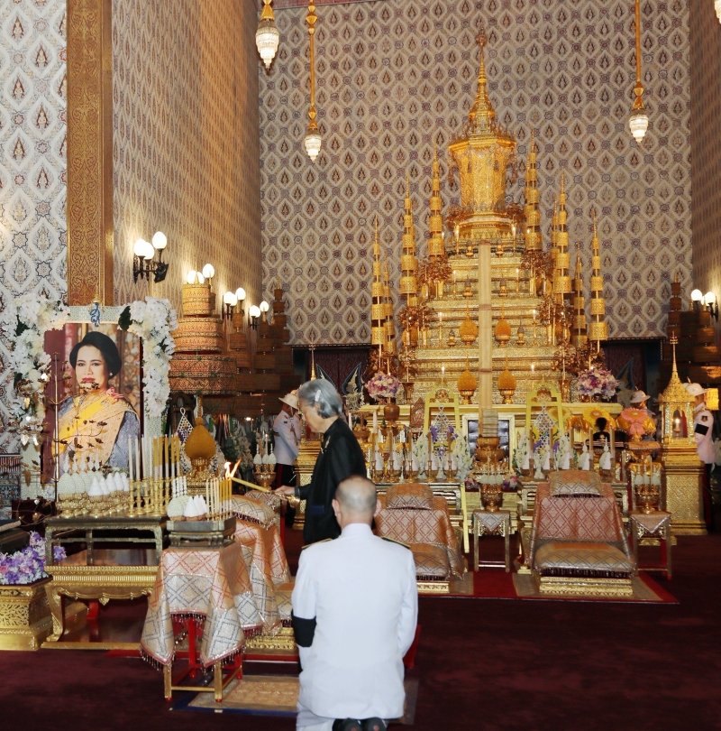 สมเด็จพระกนิษฐาธิราชเจ้า กรมสมเด็จพระเทพรัตนราชสุดาฯ สยามบรมราชกุมารี เสด็จพระราชดำเนินไปในการบำเพ็ญพระราชกุศลถวายพระบรมศพ สมเด็จพระนางเจ้าสิริกิติ์ พระบรมราชินีนาถ พระบรมราชชนนีพันปีหลวง พระพิธีธรรมที่สวดพระอภิธรรมจากวัดสุทัศนเทพวราราม และวัดราชสิทธาราม รวม 8 รูป
ณ พระที่นั่งดุสิตมหาปราสาท ในพระบรมมหาราชวัง เมื่อวันอาทิตย์ที่ 23 พฤศจิกายน 2568 เวลา 07.15 น.