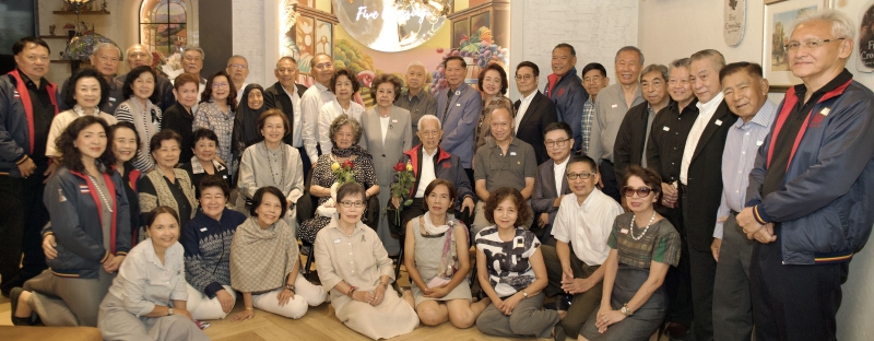 มุทิตาจิต : วรรณวิไล พรหมลักขโณ อดีตรองผู้ว่าราชการกรุงเทพมหานคร พร้อมด้วยศิษย์เก่าคณะรัฐศาสตร์ มหาวิทยาลัยธรรมศาสตร์ ร่วมกันจัดงานฉลองครบรอบอายุ 84 ปี ศ.พิเศษ นรนิติ เศรษฐบุตร ราชบัณฑิต สาขาวิชารัฐศาสตร์และรัฐประศาสนศาสตร์ ประเภทวิชาสังคมศาสตร์ สำนักธรรมศาสตร์และการเมือง โดยมี พญ.ชนินทร เศรษฐบุตร, จเด็จ อินสว่าง, รศ.วิสุทธิ์ โพธิแท่น, อดิศักดิ์ ภาณุพงศ์, สมชาย ชุ่มรัตน์, รศ.ดร.สุพิณ เกชาคุปต์, สุพจน์ ธีรเกาศัลย์ และ ดิเรกฤทธิ์ เจนครองธรรม ร่วมงาน ที่ ร้านอาหารไฟว์ ครอสซิ่ง โรงแรมควีนส์แลนด์ ถนนศรีอยุธยา